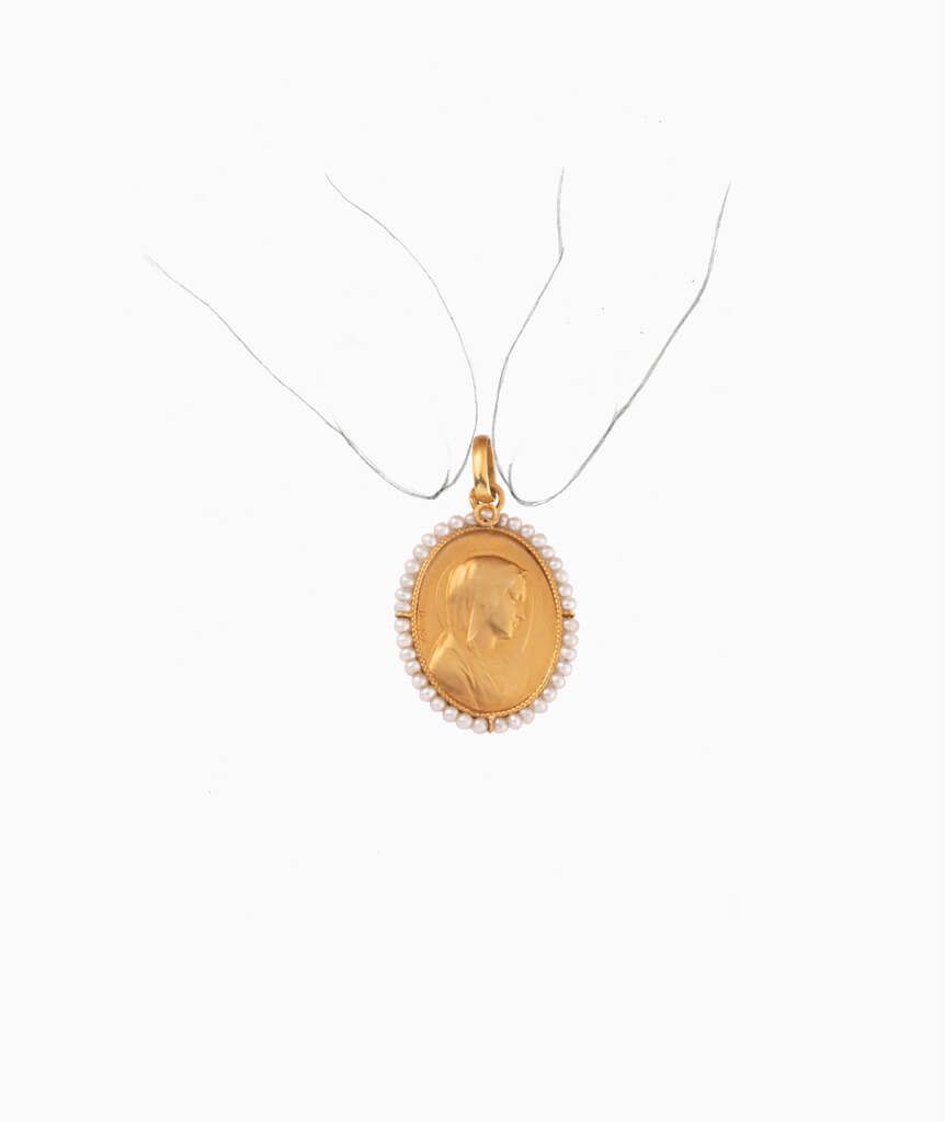 Caillou Paris - Medaille ancienne perles fines Quico porter