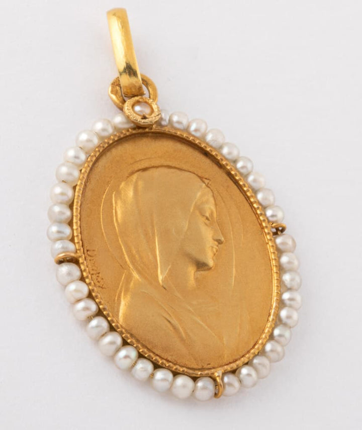 Caillou Paris - Medaille ancienne perles fines Quico zoom