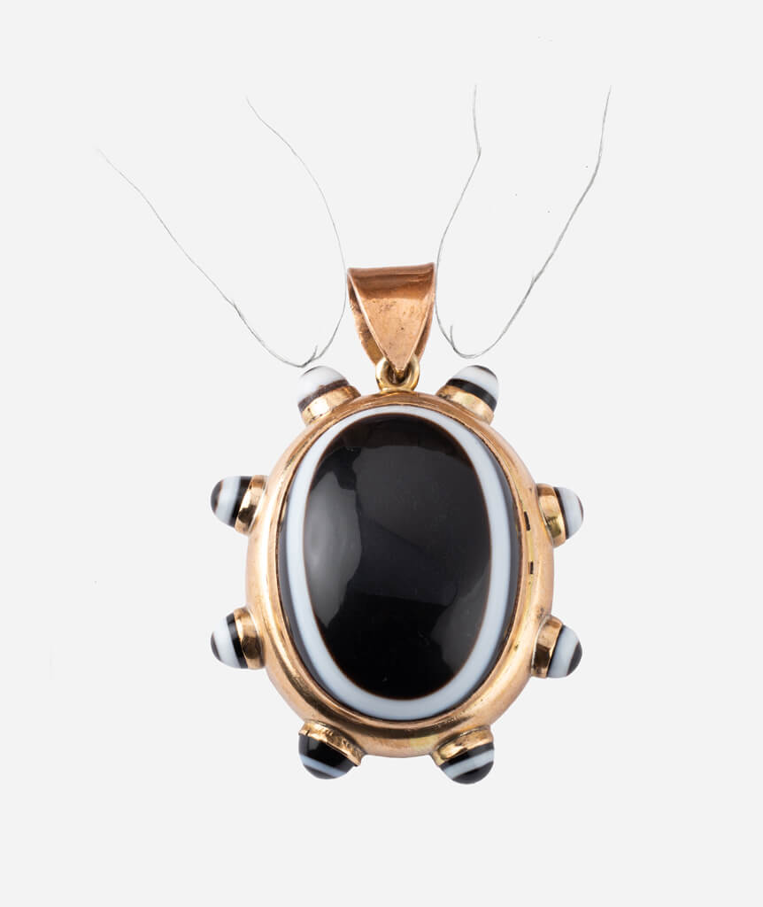 Caillou Paris - Pendentif ancien agate Ruvon porter