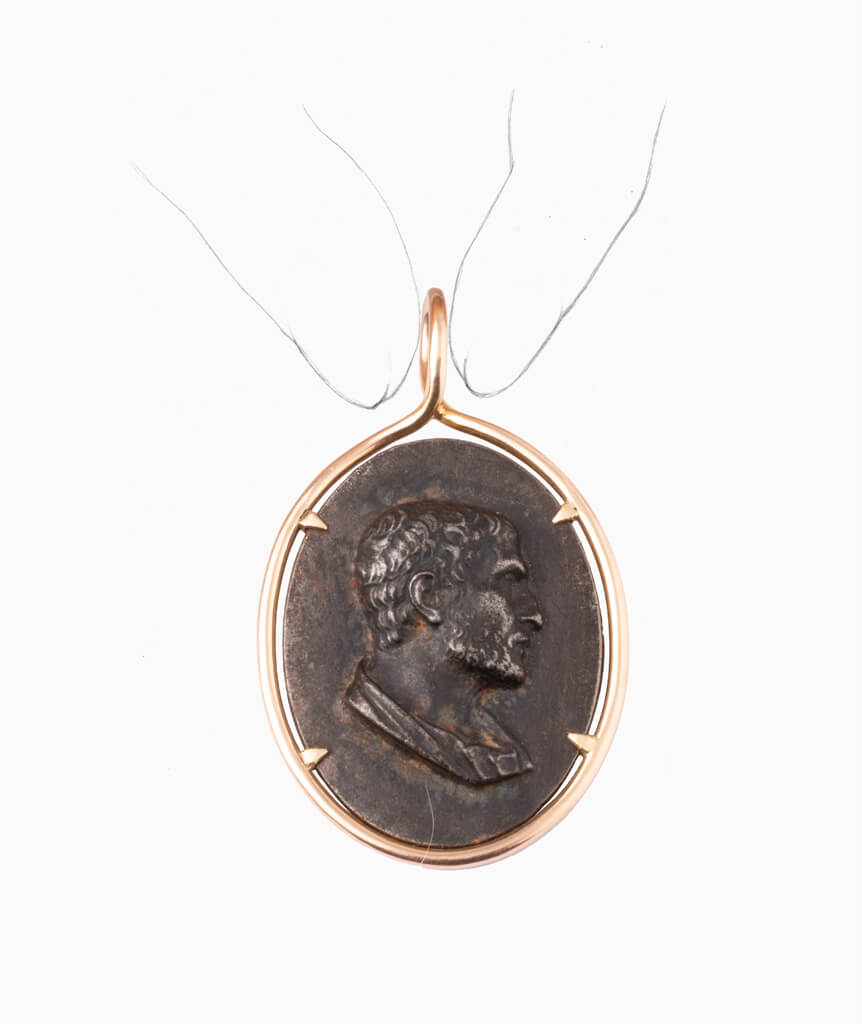 Caillou Paris - Pendentif ancien bronze Fiodora porter