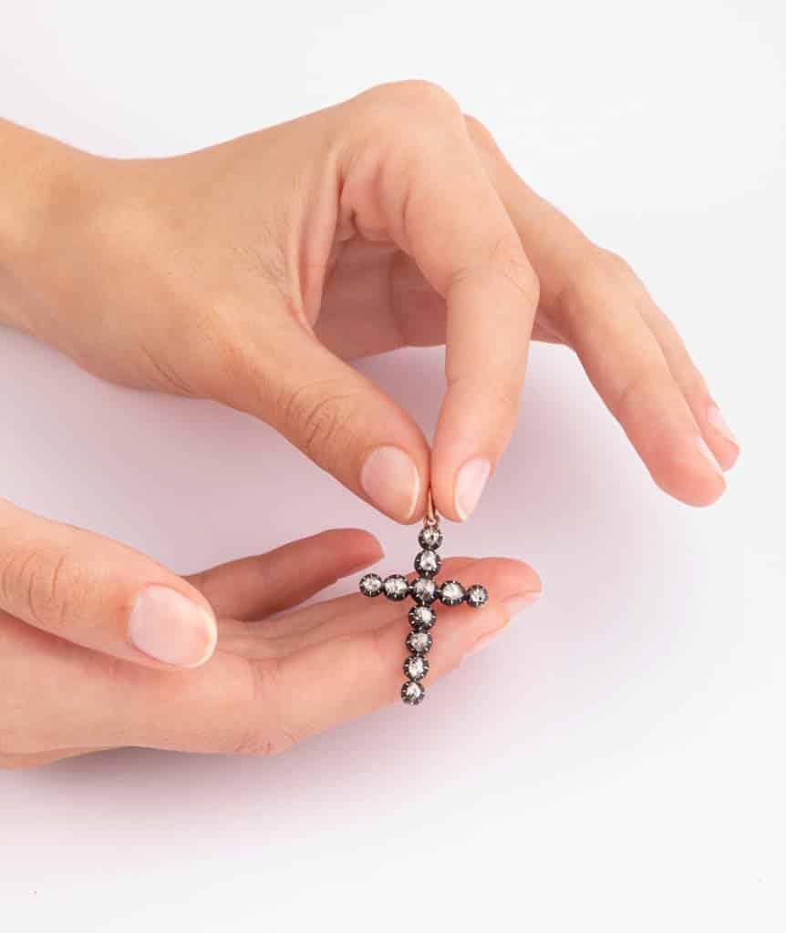 Pendentif ancien croix diamants Hira porter