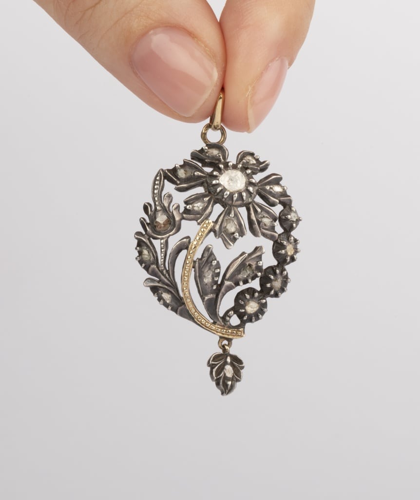 Caillou Paris - Pendentif ancien fleurs porter