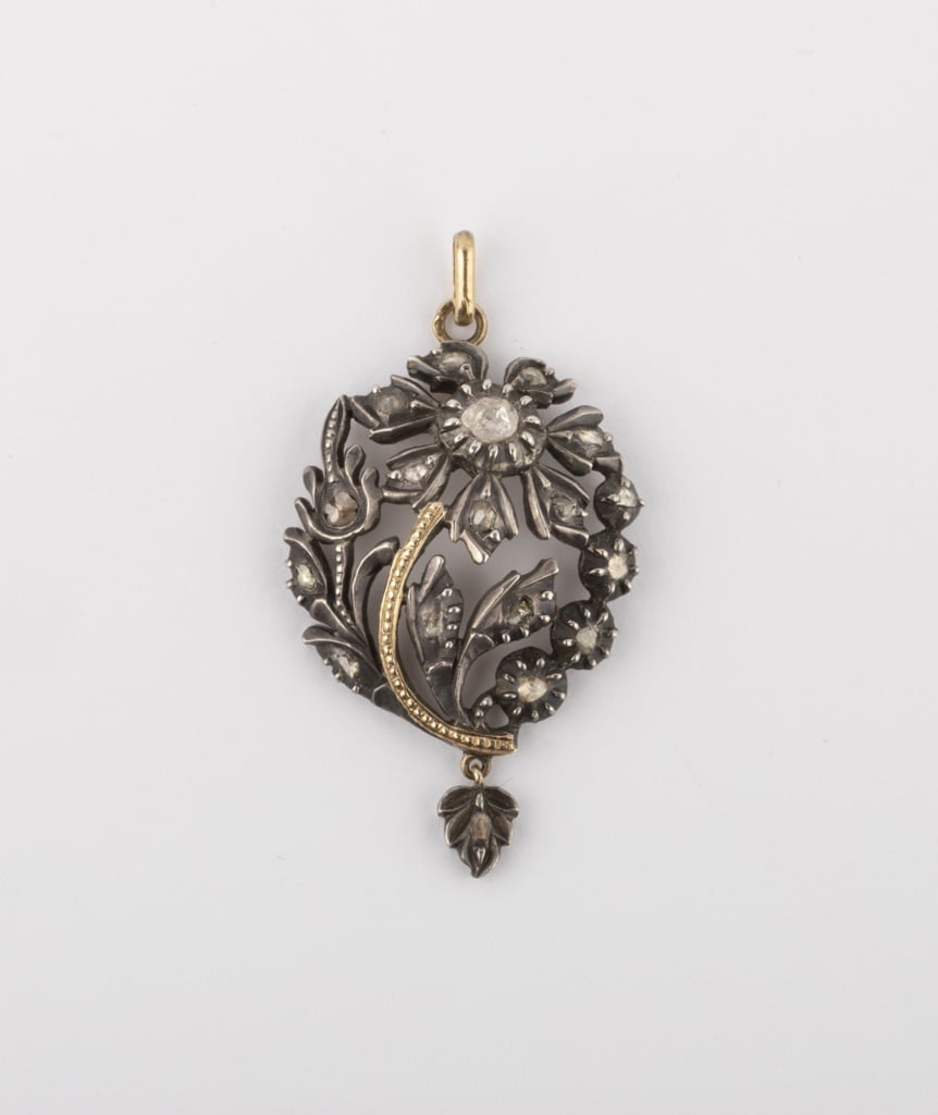 Caillou Paris - Pendentif ancien fleurs gros plan