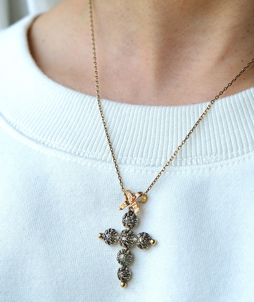 Croix ancienne Napoléon III en diamants "Sheila" ambiance